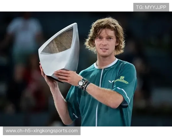 卢布列夫怒砸板凳裁判吓到