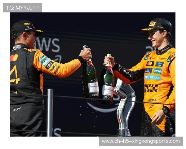 颁奖台上喷香槟时两车手互相泼