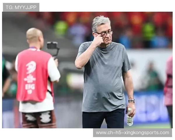 国家队教练强调防守反击作为近期战术重点，国家队的教练