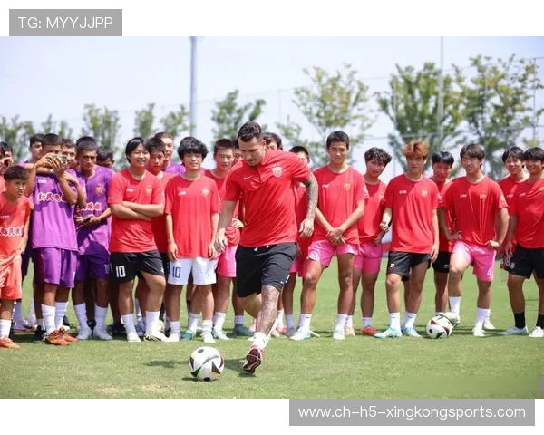 球队教练在赛后坚持鼓励年轻球员承担更多责任，球队教练的职责主要是